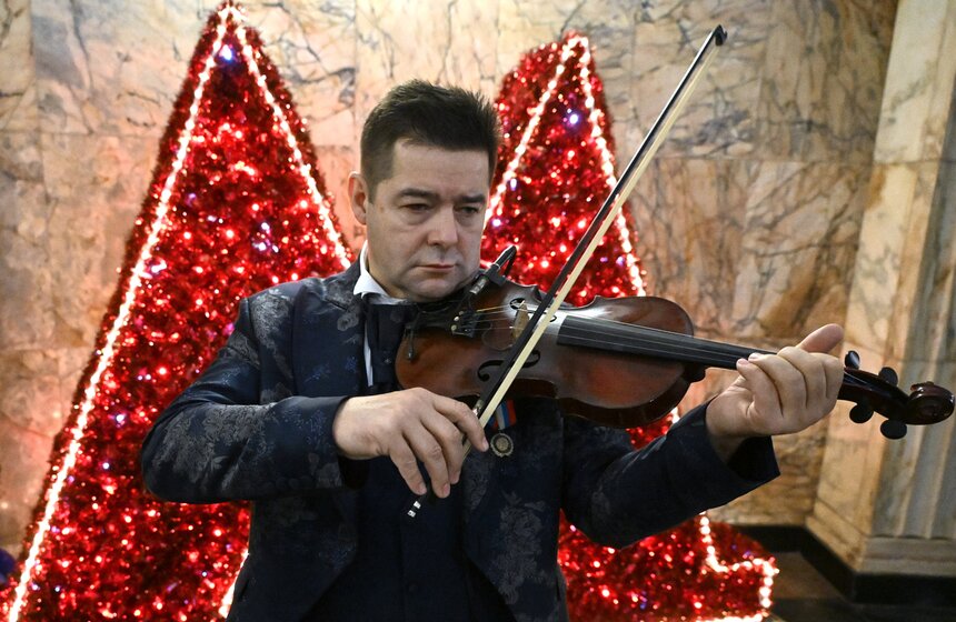 Художники проекта "Искусство в метро" создают работы на станции "Таганская" в Москве 6 фото