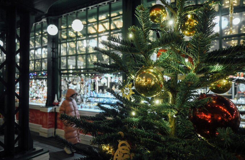 Новогодние декорации установили на улицах Москвы 21 фото