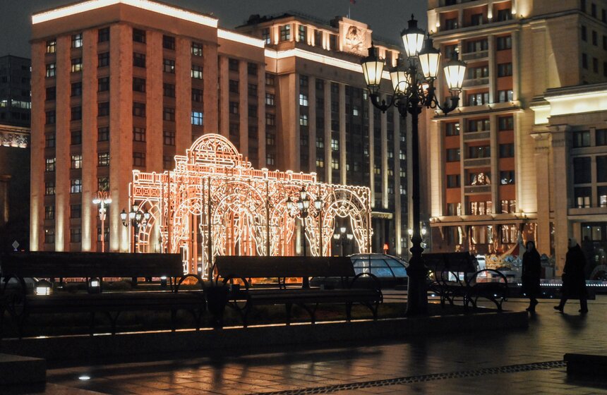 Новогодние декорации установили на улицах Москвы 9 фото