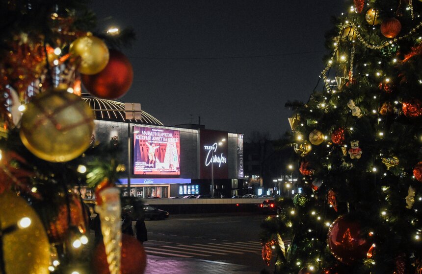 Новогодние декорации установили на улицах Москвы 2 фото