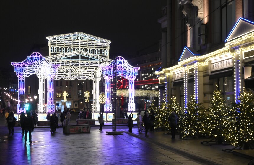 Новогодние декорации установили на улицах Москвы 18 фото