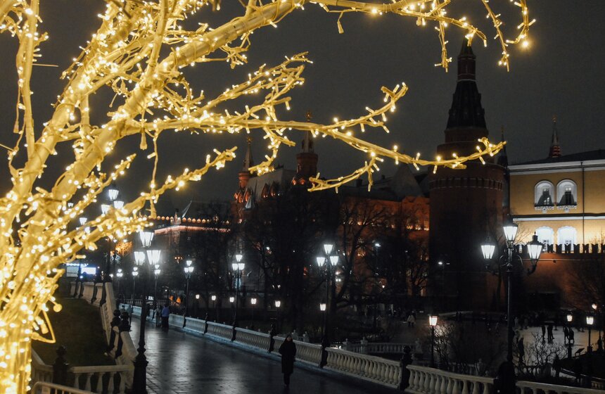 Новогодние декорации установили на улицах Москвы 7 фото