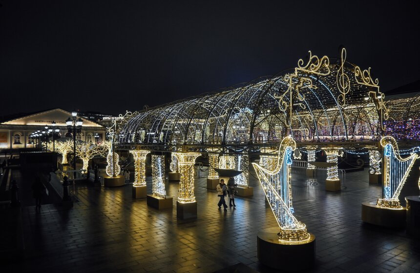 Новогодние декорации установили на улицах Москвы 6 фото