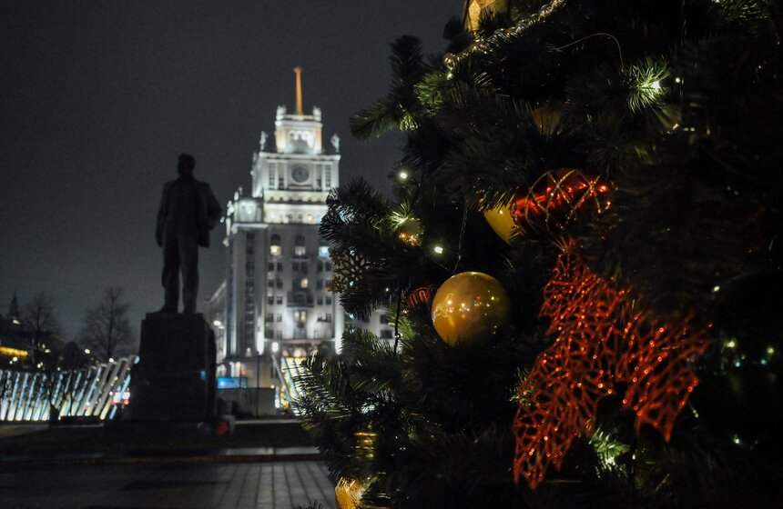 Новогодние декорации установили на улицах Москвы 19 фото