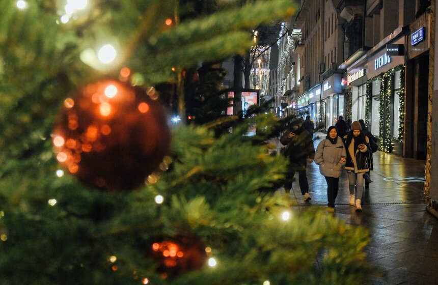 Новогодние декорации установили на улицах Москвы 8 фото