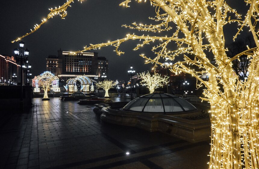 Новогодние декорации установили на улицах Москвы 5 фото