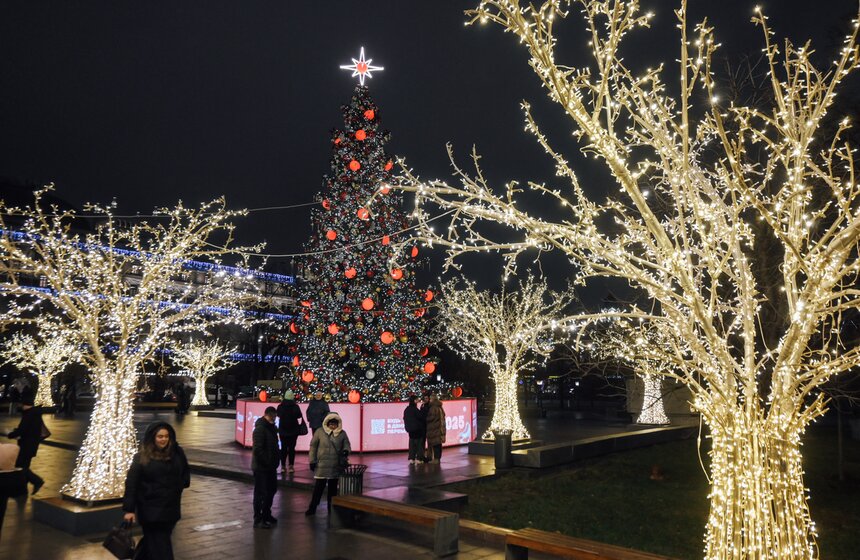 Новогодние декорации установили на улицах Москвы 15 фото