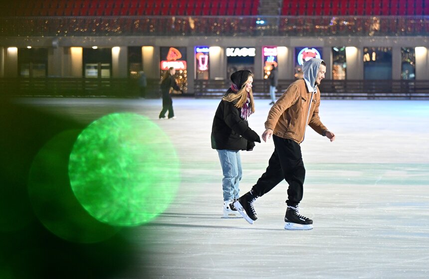 Каток площадью 16 тысяч "квадратов" заработал в "Лужниках" 24 фото