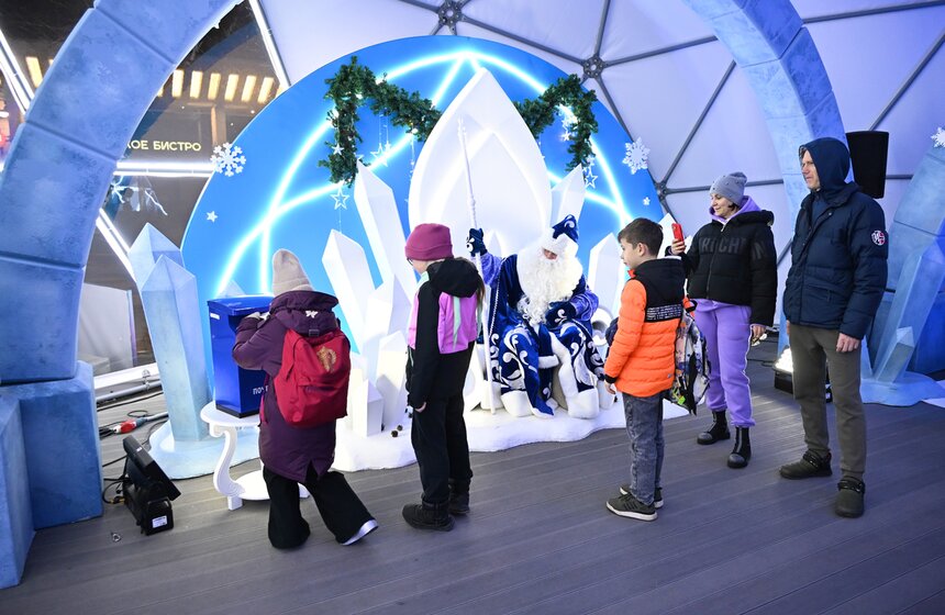 "Почта Деда Мороза" заработала в СК "Лужники" 13 фото
