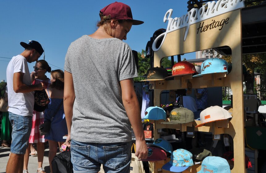 В Москве прошла ярмарка-распродажа "Ламбада маркет" 18 фото