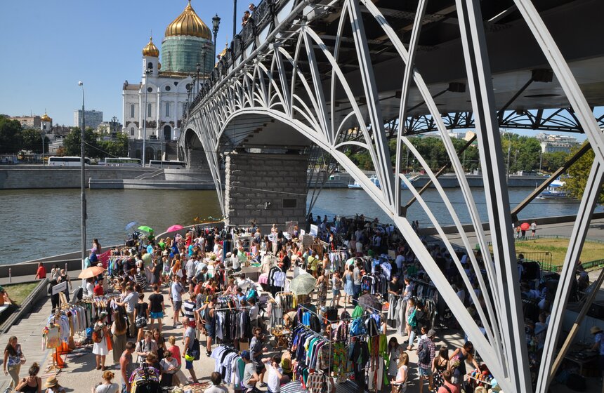 В Москве прошла ярмарка-распродажа "Ламбада маркет" 1 фото