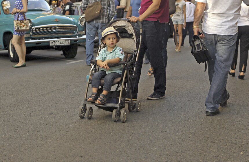 Возле ГУМа состоялся пробег ретро-автомобилей 4 фото