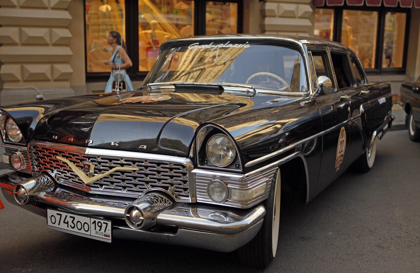 Возле ГУМа состоялся пробег ретро-автомобилей 2 фото