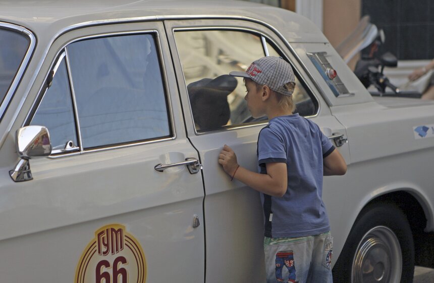 Возле ГУМа состоялся пробег ретро-автомобилей 5 фото