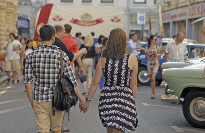 Возле ГУМа состоялся пробег ретро-автомобилей 8 фото