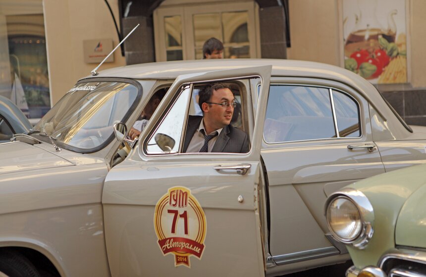 Возле ГУМа состоялся пробег ретро-автомобилей 13 фото