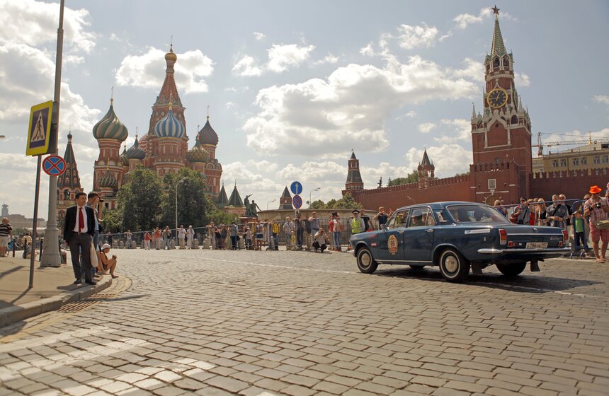Возле ГУМа состоялся пробег ретро-автомобилей 12 фото