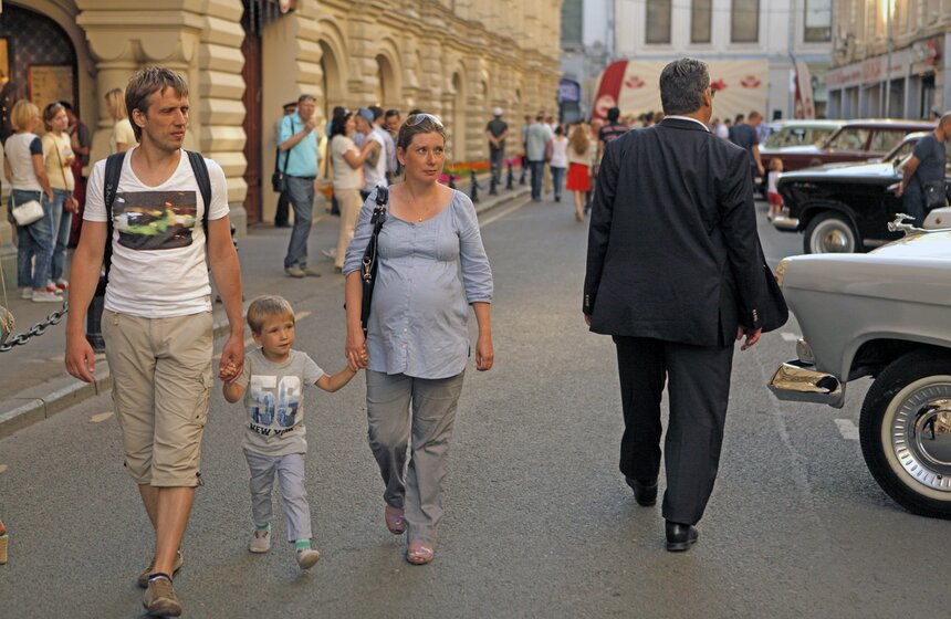 Возле ГУМа состоялся пробег ретро-автомобилей 14 фото