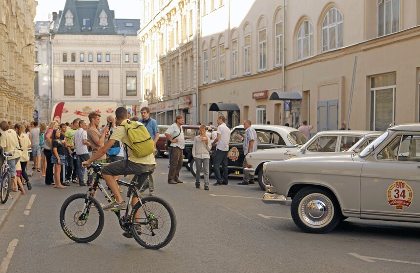 Возле ГУМа состоялся пробег ретро-автомобилей 15 фото