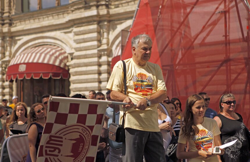 Возле ГУМа состоялся пробег ретро-автомобилей 17 фото