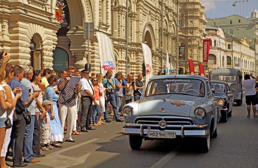 Возле ГУМа состоялся пробег ретро-автомобилей 1 фото