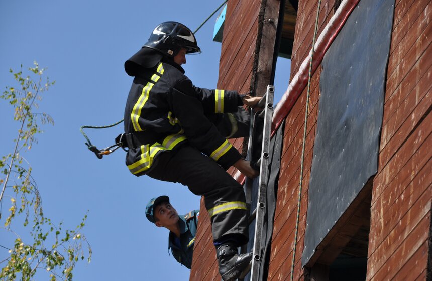 25 июля прошел финал конкурса на звание лучшего пожарного Москвы 7 фото