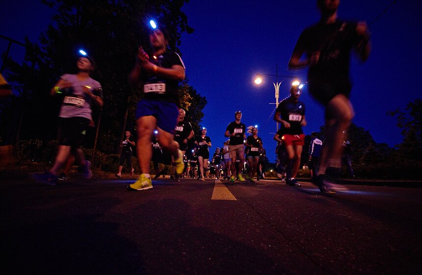 Москвичи приняли участие в ночном забеге 12 фото