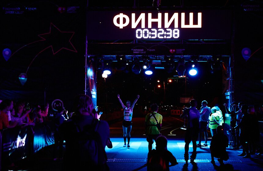 Москвичи приняли участие в ночном забеге 16 фото