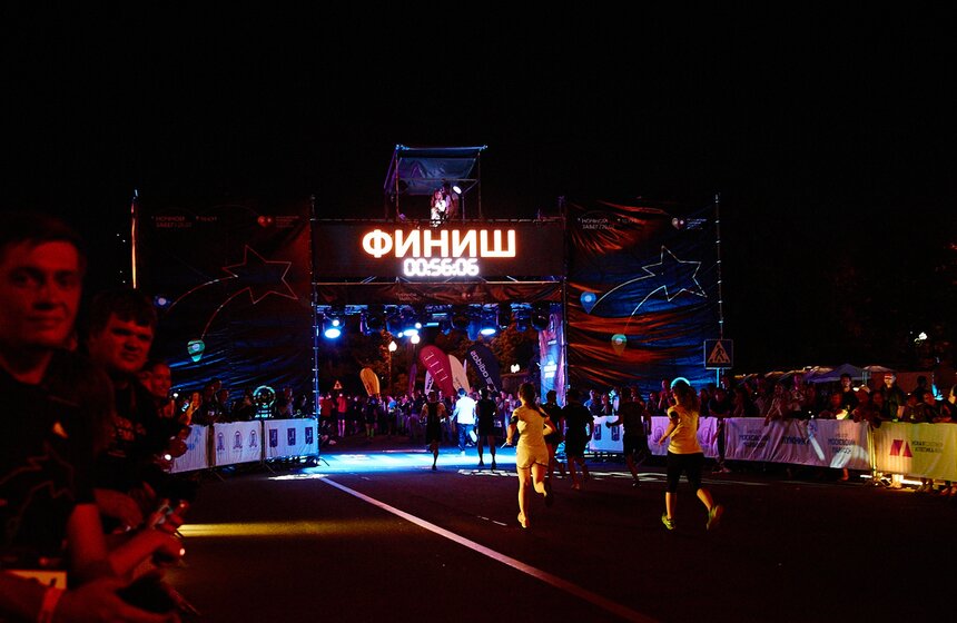 Москвичи приняли участие в ночном забеге 18 фото