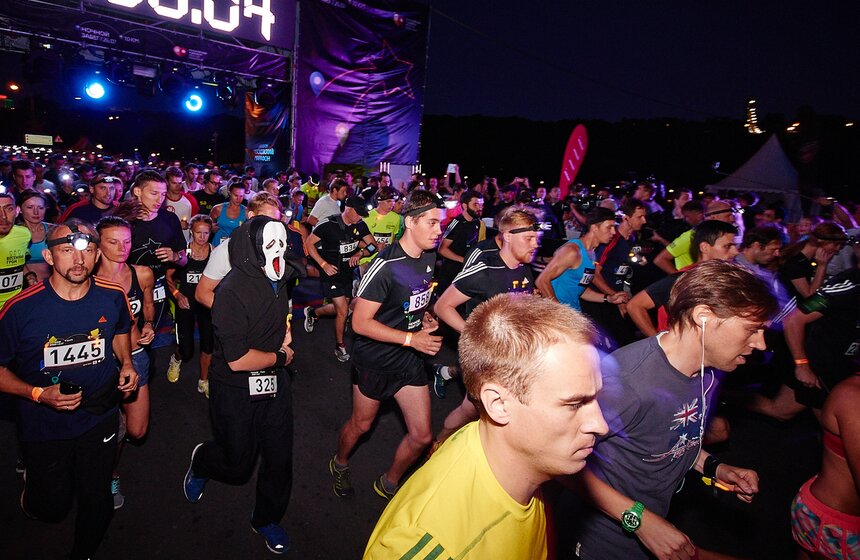 Москвичи приняли участие в ночном забеге 10 фото