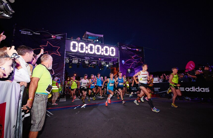 Москвичи приняли участие в ночном забеге 9 фото