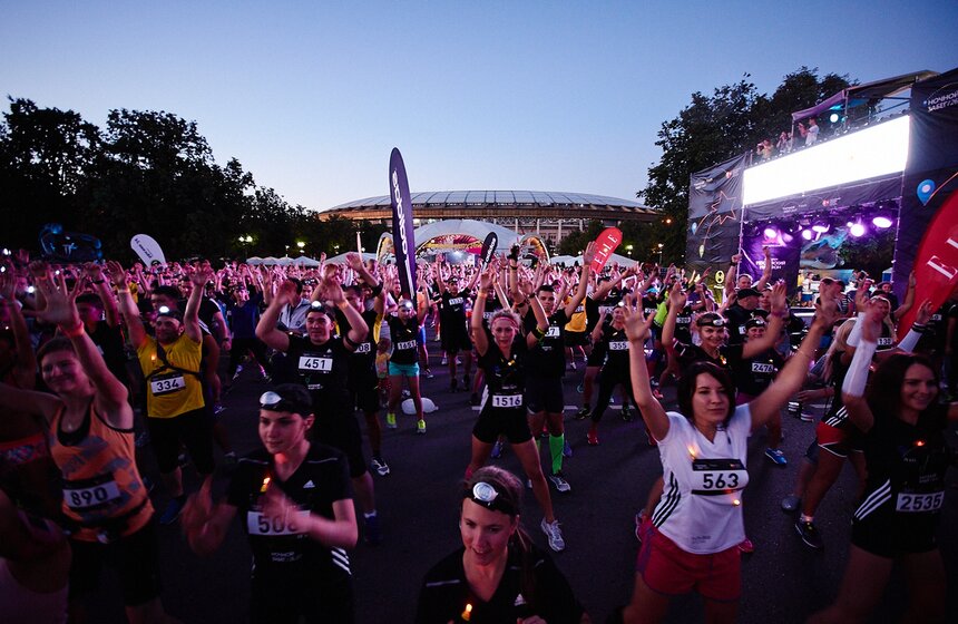 Москвичи приняли участие в ночном забеге 7 фото