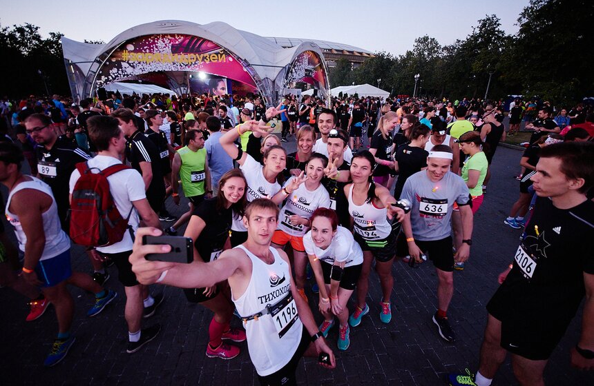 Москвичи приняли участие в ночном забеге 6 фото