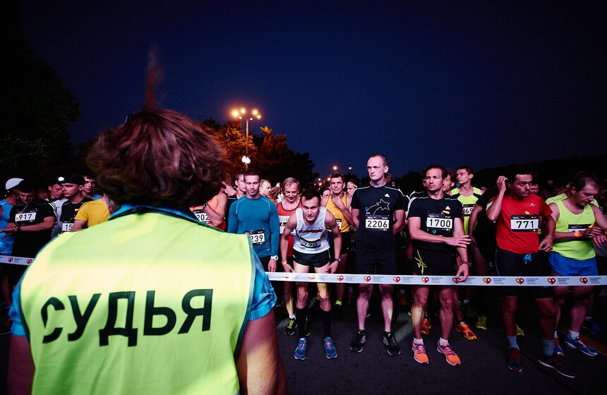 Москвичи приняли участие в ночном забеге 8 фото