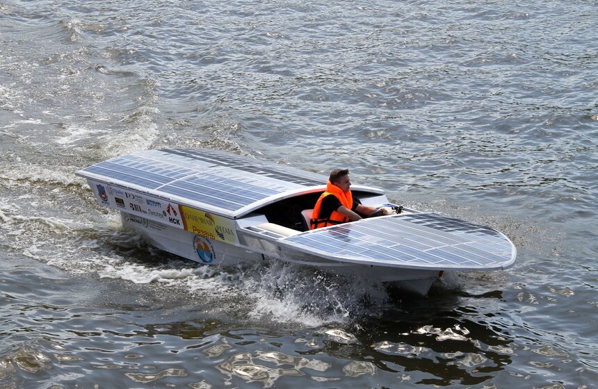 В столице прошли соревнования катеров на солнечных батареях 12 фото