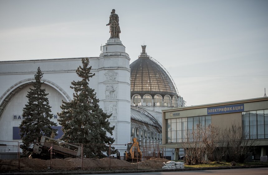 Гагарин и стеклянная крыша: как ремонтируют "Космос" на ВДНХ 3 фото