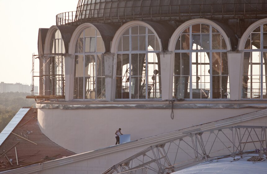 Гагарин и стеклянная крыша: как ремонтируют "Космос" на ВДНХ 1 фото