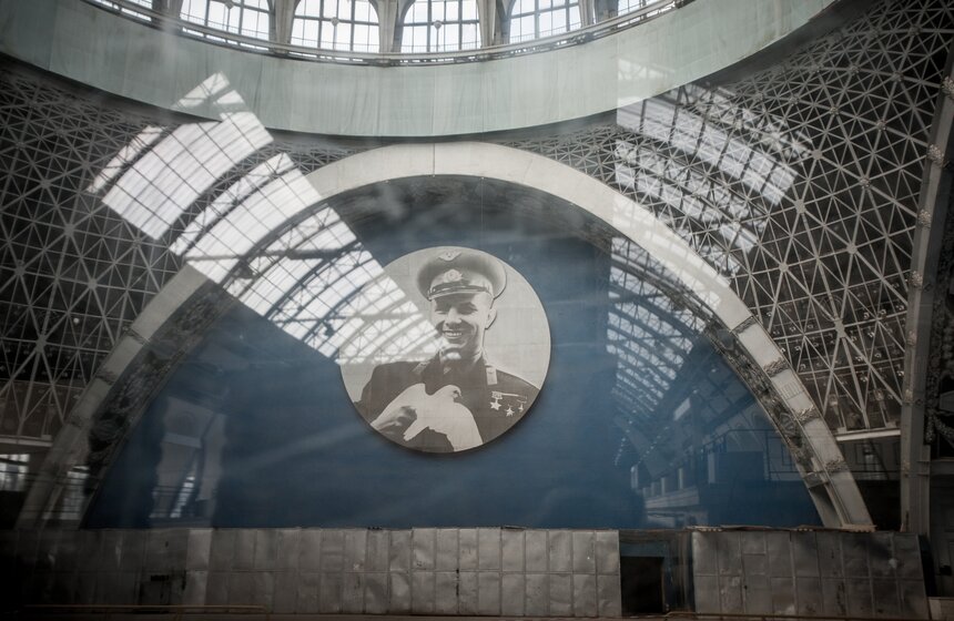 Гагарин и стеклянная крыша: как ремонтируют "Космос" на ВДНХ 10 фото