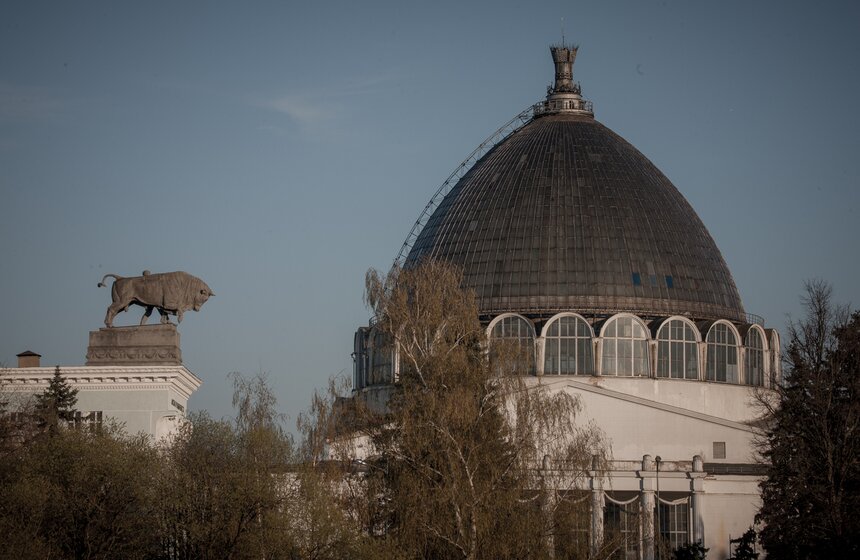 Гагарин и стеклянная крыша: как ремонтируют "Космос" на ВДНХ 14 фото