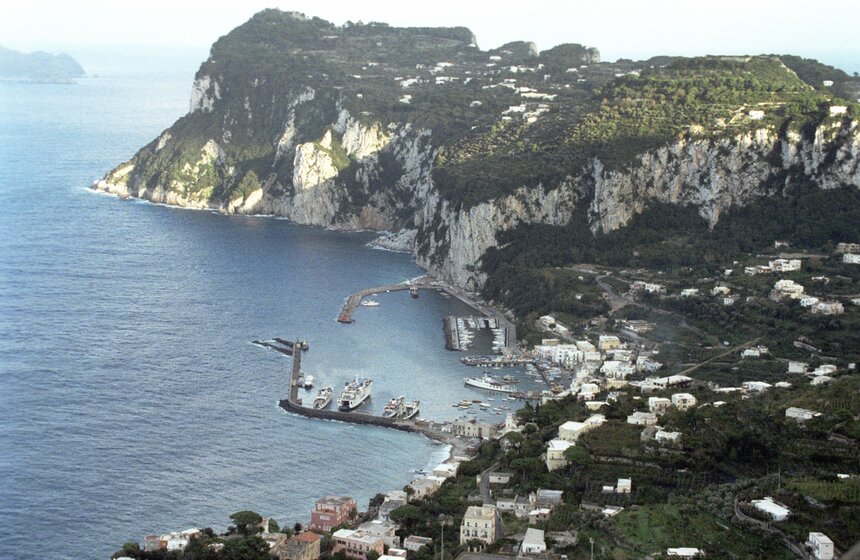 Остров Капри входит в состав итальянской провинции Неаполь в регионе Кампания и является популярным морским курортом со времен Римской республики. В разное время на этом острове жили Бунин, Горький, Тургенев, Черчилль, Чайковский и Станиславский.<br /><br />На северном побережье находится одна из наиболее популярных достопримечательностей Капри - Голубой грот. Кроме того, с 2009 на острове происходит вручение Премии Горького.