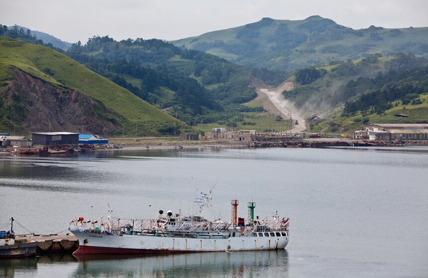 Курильские острова находятся между полуостровом Камчатка и островом Хоккайдо, выпуклой дугой отделяя Охотское море от Тихого океана. <br /><br />Курилы имеют важное военно-стратегическое и экономическое значение: они входят в Сахалинскую область России, при этом южные острова архипелага - Итуруп, Кунашир, Шикотан и группа Хабомаи - оспариваются Японией, которая включает их в состав префектуры Хоккайдо.<br /><br />Прибрежный подводный мир, в отличие от островов, не только многочисленен, но и весьма разнообразен. В прибрежных водах обитают нерпы, каланы, косатки, сивучи. Большое промысловое значение имеют рыба, крабы и киты. Моря, омывающие берега Сахалина и Курил, являются одними из наиболее продуктивных районов Мирового океана.