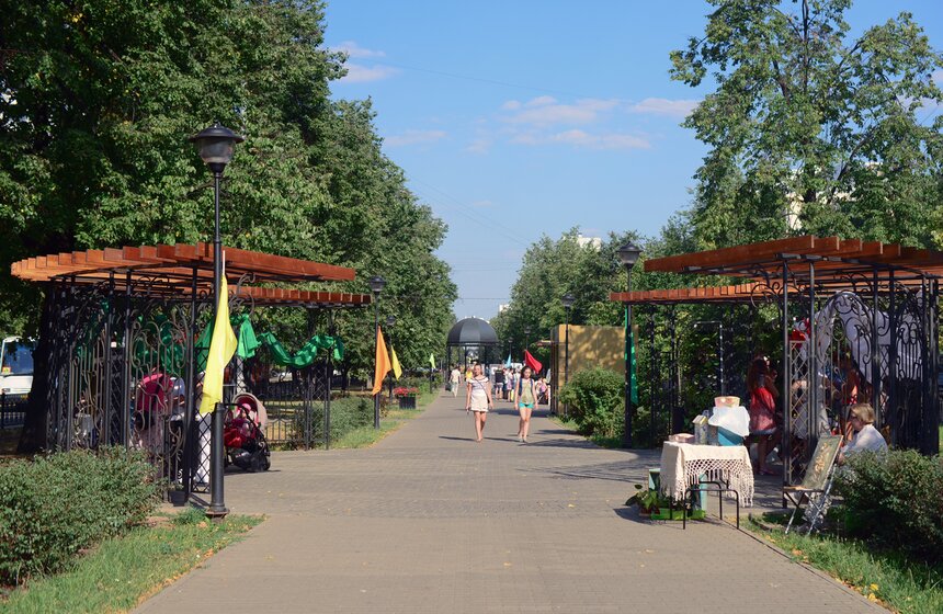 На Кунцевском бульваре прошла акция Flowerмастер 17 фото