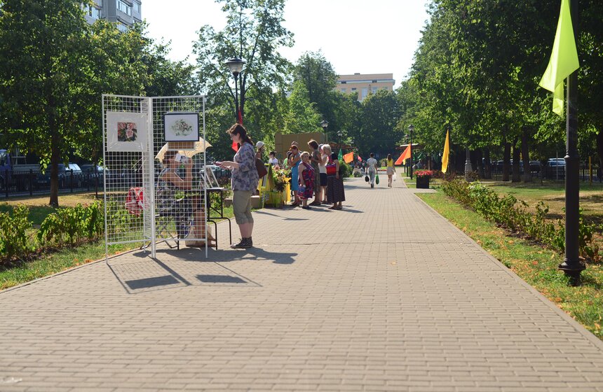 На Кунцевском бульваре прошла акция Flowerмастер 12 фото