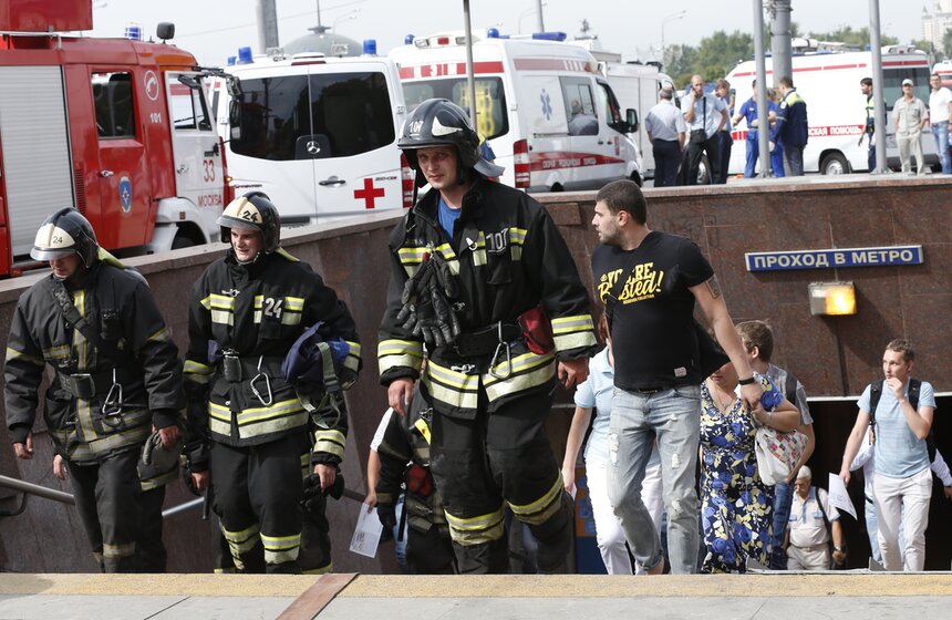 На Арбатско-Покровской линии метро с рельсов сошли вагоны поезда 23 фото