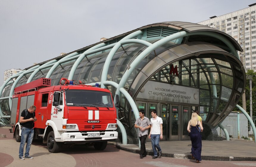 На Арбатско-Покровской линии метро с рельсов сошли вагоны поезда 17 фото
