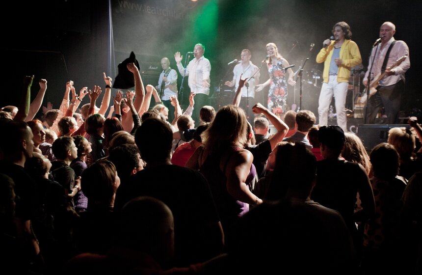 Ироничная рок-группа НОМ дала сольный концерт в столице 15 фото