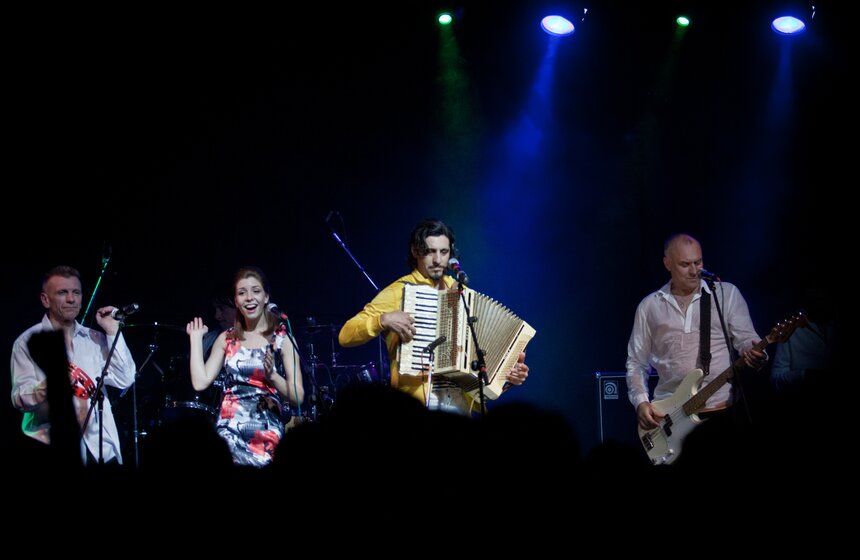 Ироничная рок-группа НОМ дала сольный концерт в столице 6 фото