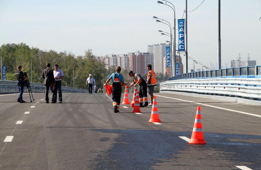Мэр Москвы открыл эстакаду и проконтролировал снос "хрущевок" 8 фото