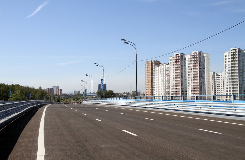 Мэр Москвы открыл эстакаду и проконтролировал снос "хрущевок" 3 фото