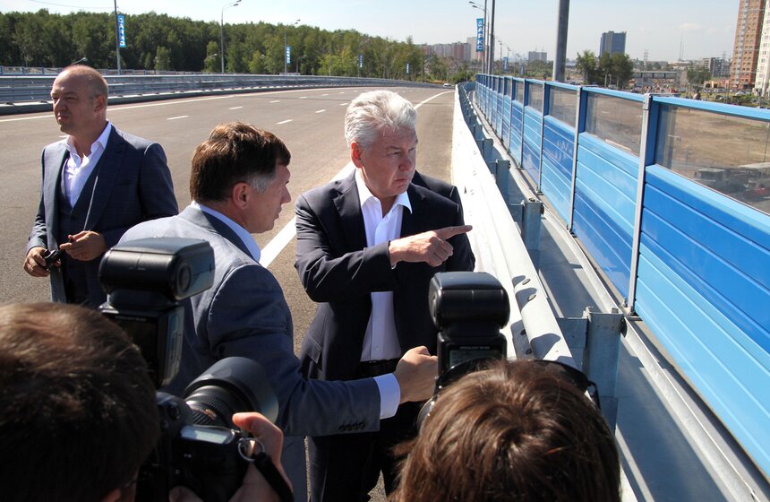 Мэр Москвы открыл эстакаду и проконтролировал снос "хрущевок" 6 фото